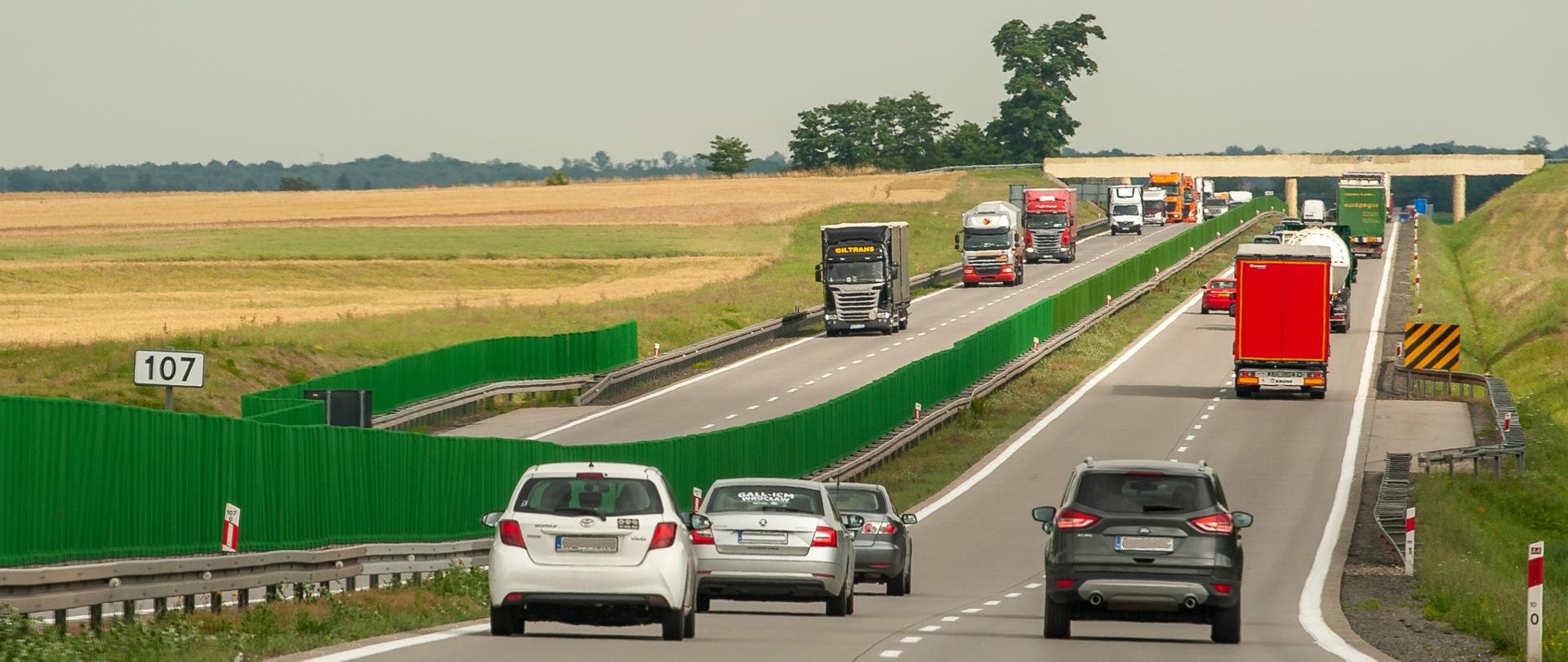 Na zdjęciu ruch pojazdów na autostradzie A4 między Legnicą a Wrocławiem