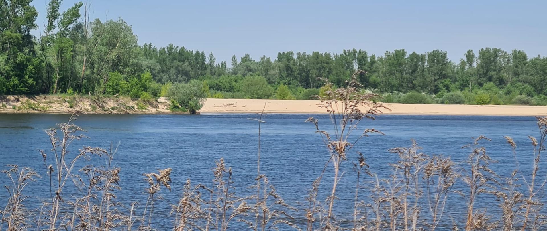 Widok z brzegu na rzekę Wisłę