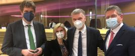 Minister rozwoju i technologii Piotr Nowak podczas posiedzenia Europejskiego Sojuszu na rzecz Baterii (EBA) w Brukseli, obok ministra stoją od lewej: minister gospodarki i działań na rzecz klimatu Niemiec Michael Kellner, sekretarza stanu ds. gospodarki i finansów Francji Agnès Pannier-Runacher, wiceprzewodniczący Komisji Europejskiej Maroš Šefčovič