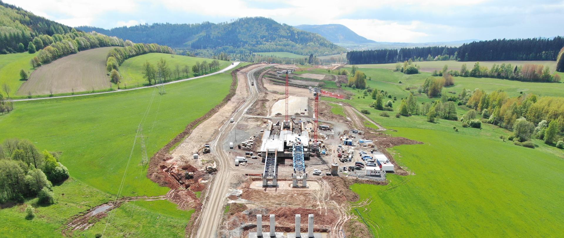 Na zdjęciu widoczny jest plac budowy drogi ekspresowej S3 odcinek pomiędzy Kamienną Górą a Bolkowem