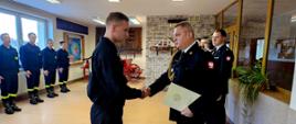 Komendant Miejski PSP w Gdańsku wręcza akt ślubowania