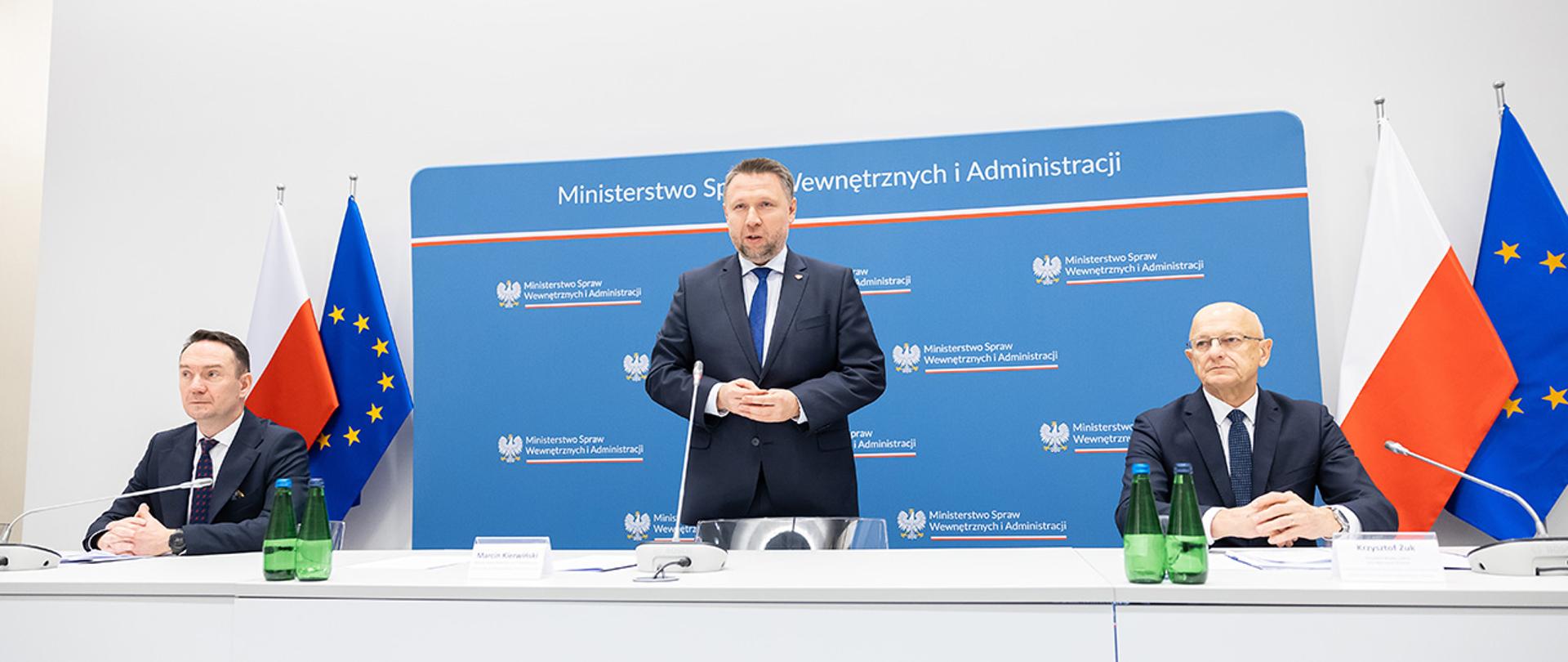 Minister Marcin Kierwiński przemawiający podczas Komisji Wspólnej Rządu i Samorządu Terytorialnego.