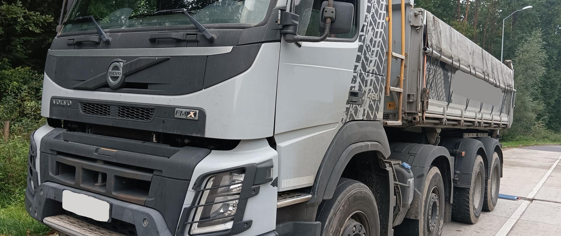 Zaparkowany pojazd ciężarowy podczas kontroli.