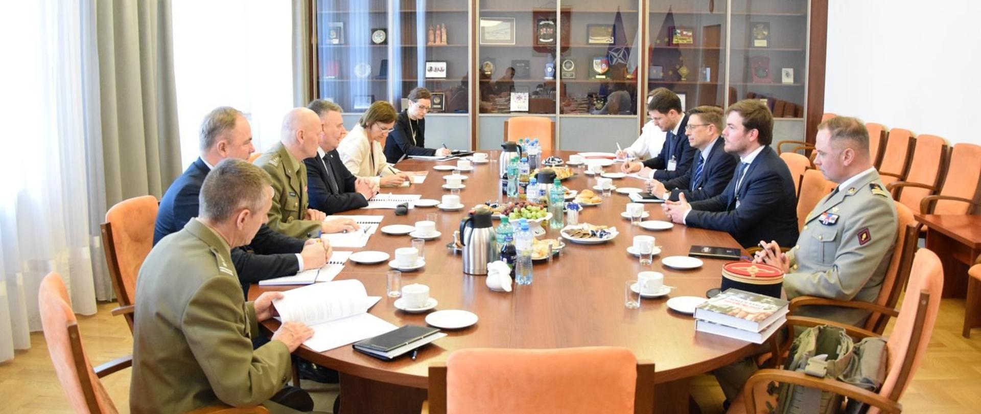 9 kwietnia wiceminister Paweł Bejda spotkał się z przedstawicielami Komisji Obrony francuskiego parlamentu w towarzystwie attaché obrony Republiki Francji w Warszawie, płk. Pierre-Marie Lejeune.