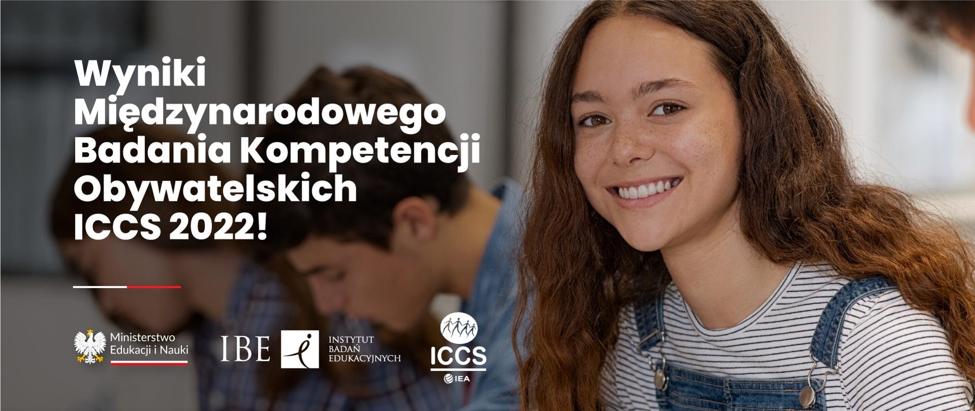 Napis wyniki Międzynarodowego Badania Kompetencji Obywatelskich ICCS 2022 poniżej trzy logotypy. Po prawej stronie uśmiechnięta dziewczynka z długimi włosami. Za nią kontruy innych postaci 