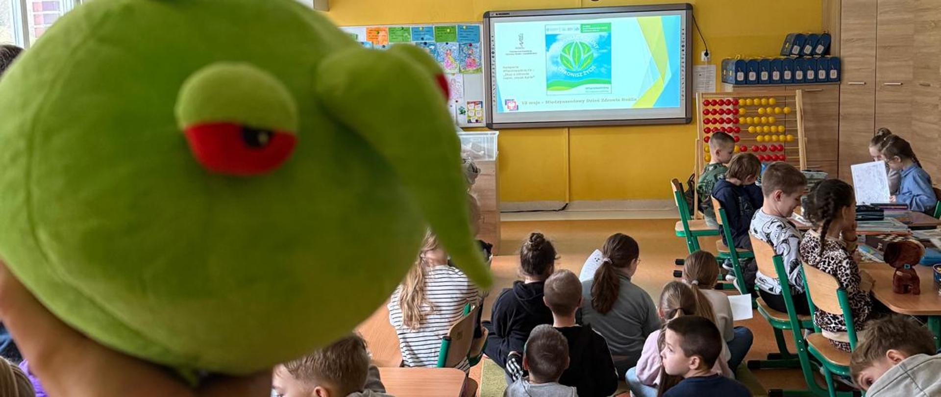 Zdjęcie przedstawia maskotkę Pesty na zajęciach edukacyjnych