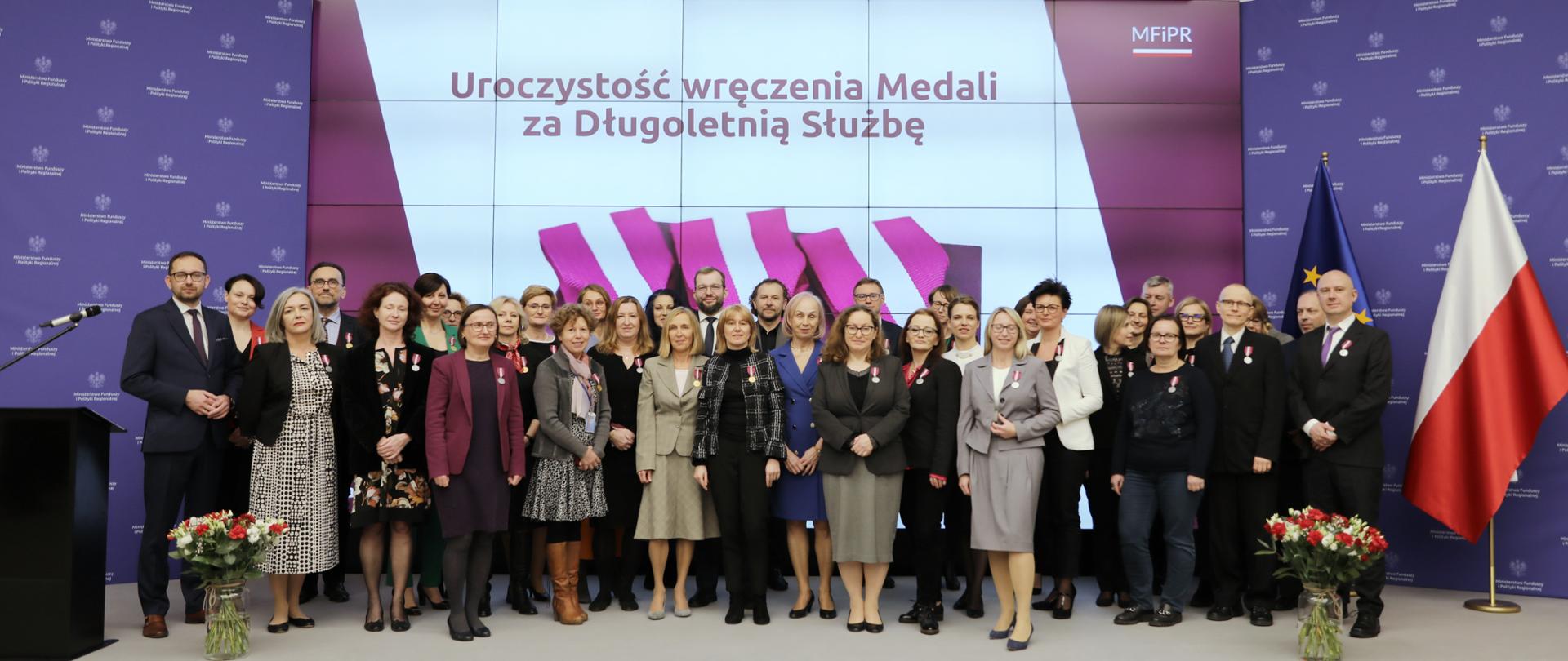 Medale za Długoletnią Służbę dla pracowników Ministerstwa Funduszy i Polityki Regionalnej - zdjęcie grupowe odznaczonych