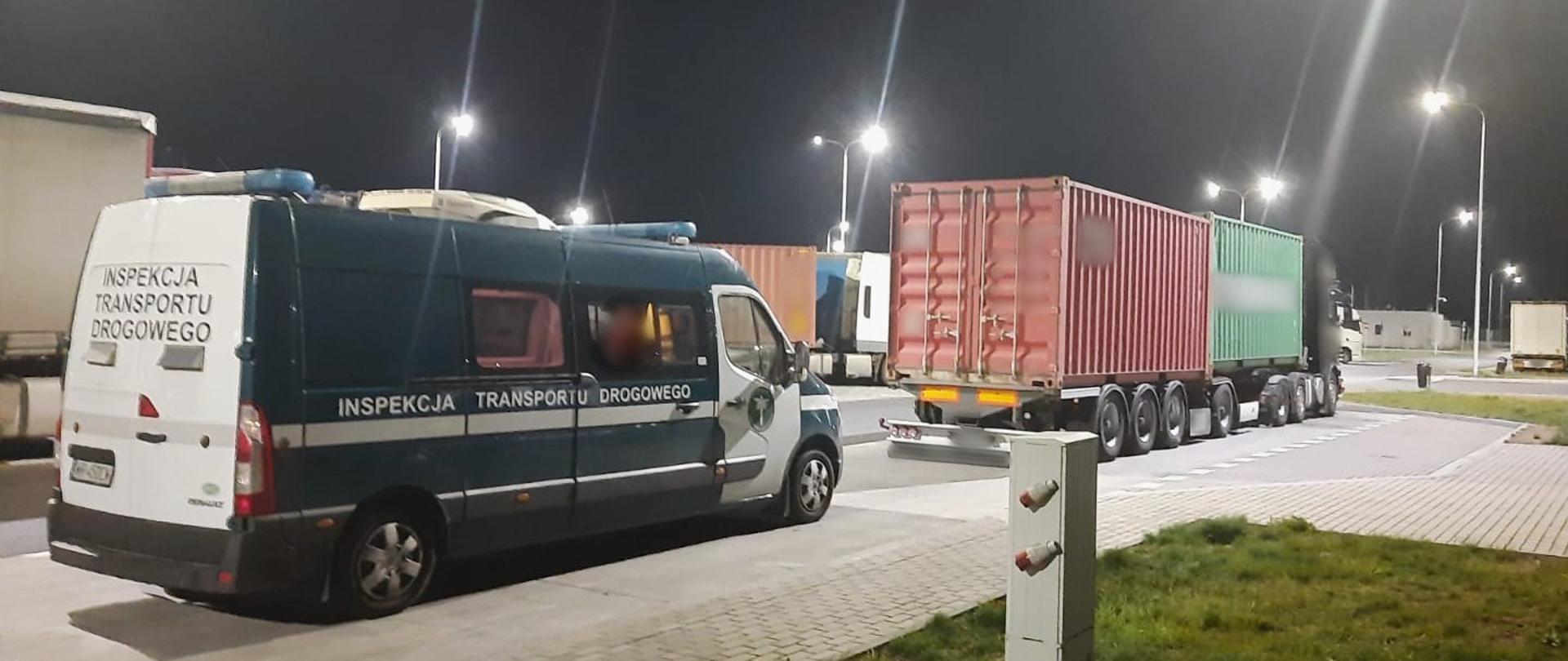 Na pierwszym planie (od lewej): oznakowany furgon mazowieckiej Inspekcji Transportu Drogowego. W tle: znacznie przeładowany wieloosiowy zespół pojazdów, składający się z trzech zamiast przepisowych dwóch pojazdów. „Stonoga” przewozi dwa kontenery z ładunkiem płytek ceramicznych.