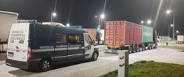 Na pierwszym planie (od lewej): oznakowany furgon mazowieckiej Inspekcji Transportu Drogowego. W tle: znacznie przeładowany wieloosiowy zespół pojazdów, składający się z trzech zamiast przepisowych dwóch pojazdów. „Stonoga” przewozi dwa kontenery z ładunkiem płytek ceramicznych.