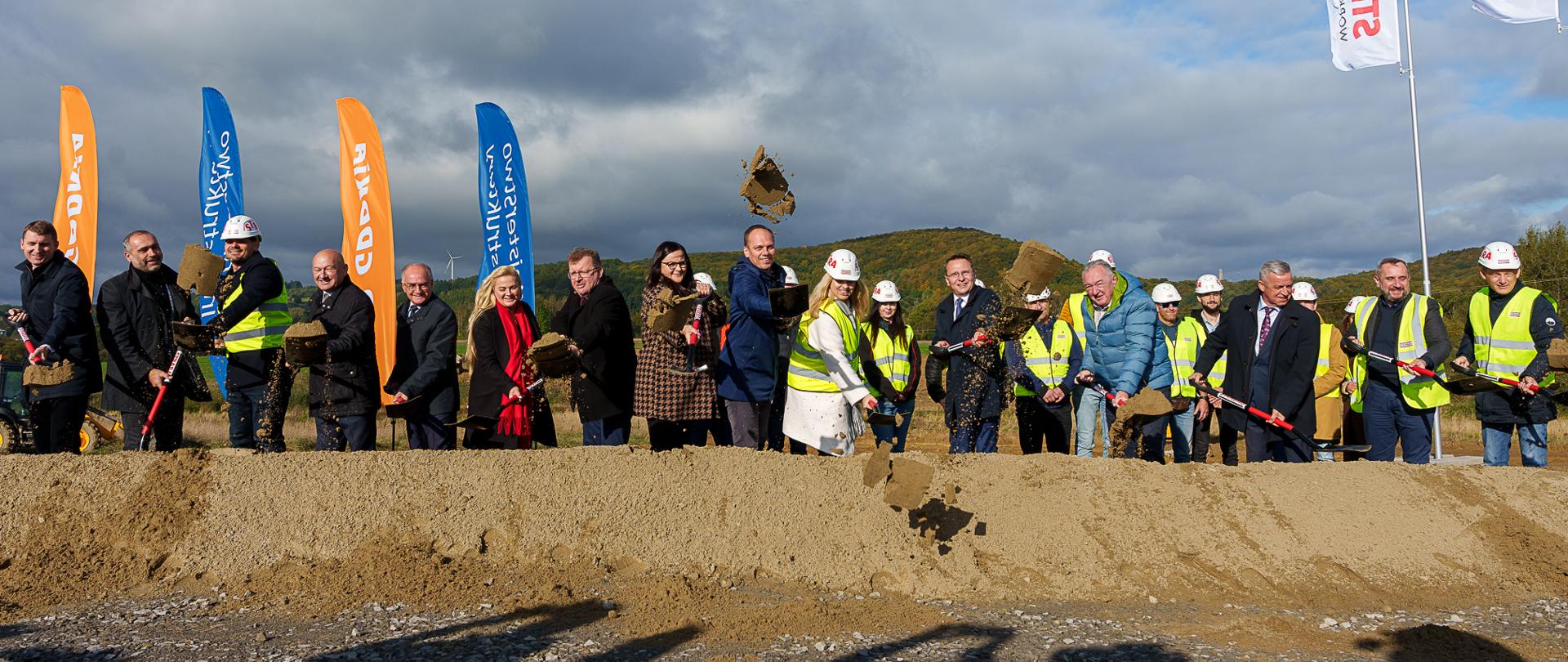 Symboliczne wbicie łopaty podczas inauguracji budowy drogi ekspresowej S19 na odcinku Miejsce Piastowe – Dukla