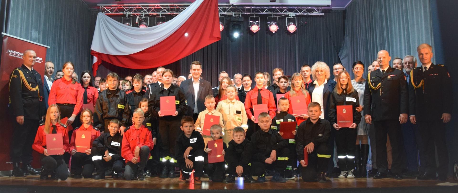 zdjęcie grupowe na scenie wszystkich uczestników uroczystości