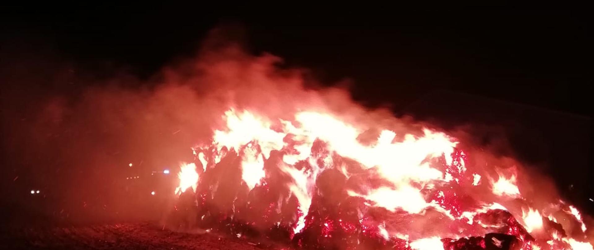 Na zdjęciu widać płonący stóg 