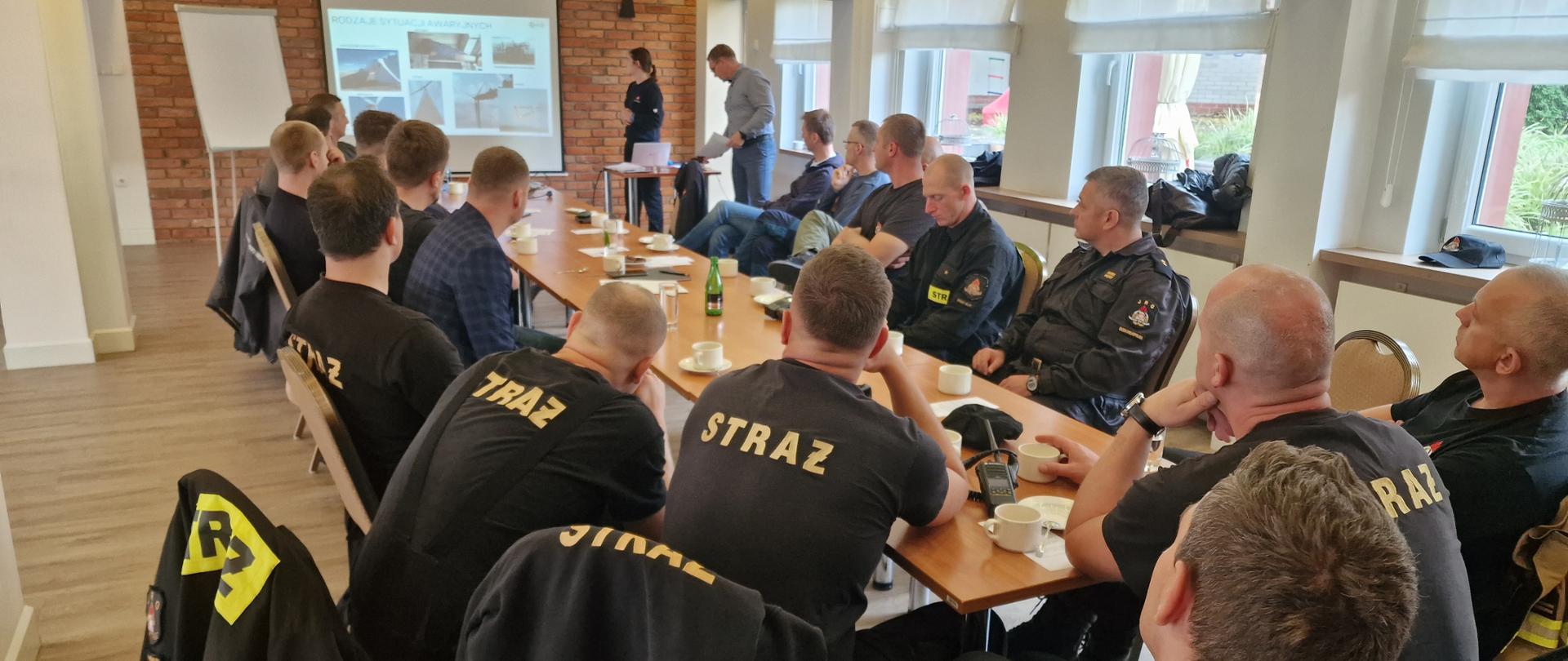 Strażacy KP PSP Środa Wielkopolska na sali wykładowej podczas prelekcji dotyczącej turbin wiatrowych