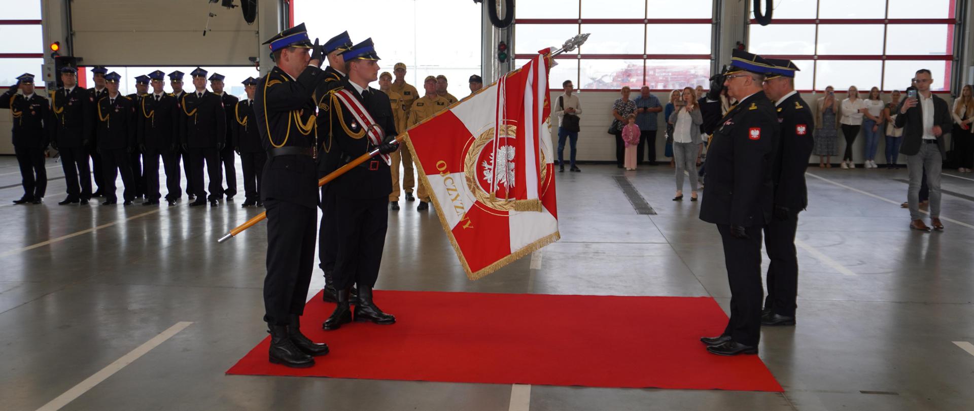 Zdjęcie przedstawia powołanego komendanta miejskiego PSP w Rzeszowie st,. bryg. Andrzeja Wantrycha, który oddaje honor sztandarowi komendy miejskiej PSP w Rzeszowie.