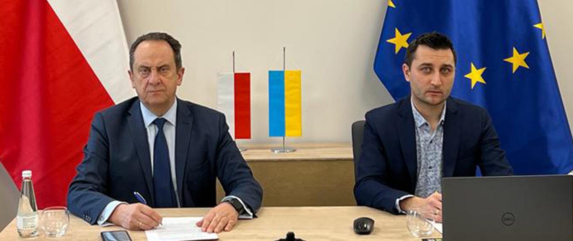 Na zdjęciu znajduje się dwóch elegancko ubranych mężczyzn.