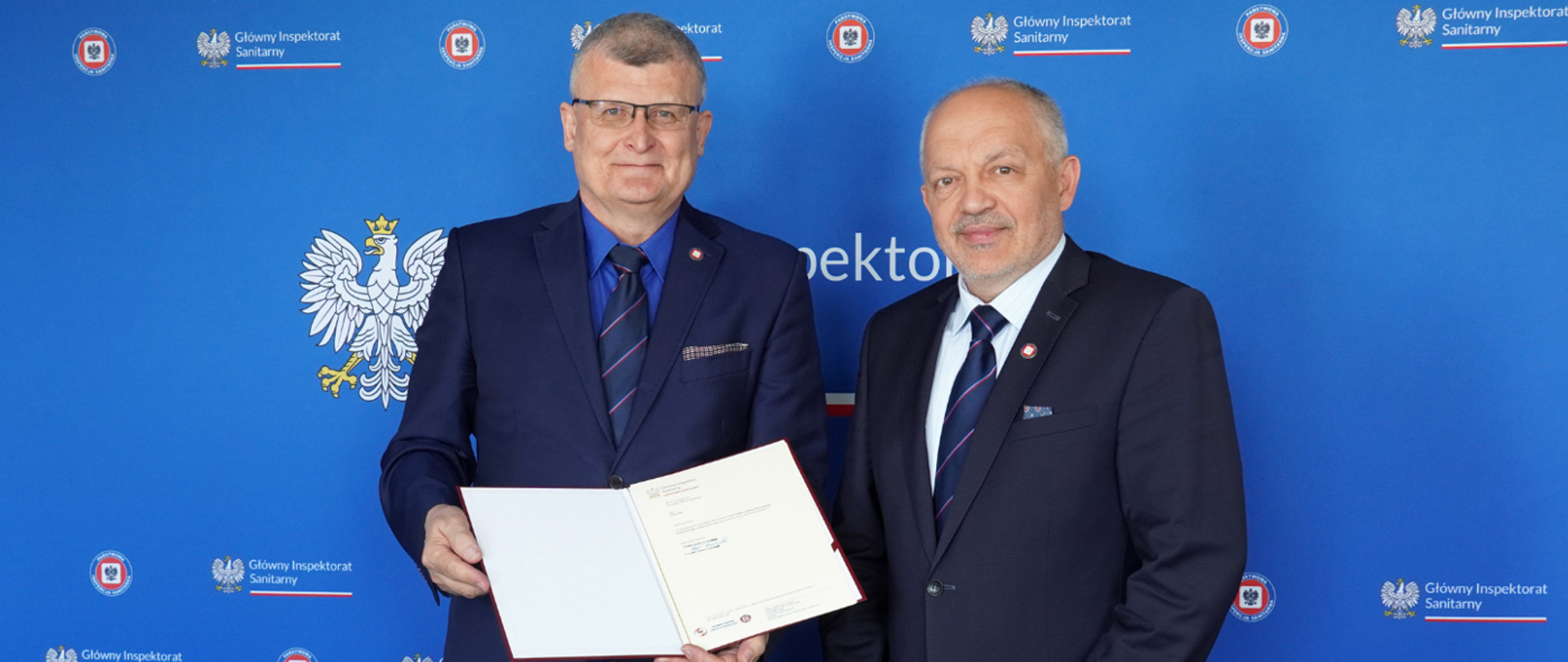 Główny Inspektor Sanitarny Paweł Grzesiowski (po lewej) wraz z Podkarpackim Państwowym Wojewódzkim Inspektorem Sanitarnym Adamem Sidorem (po prawej)
