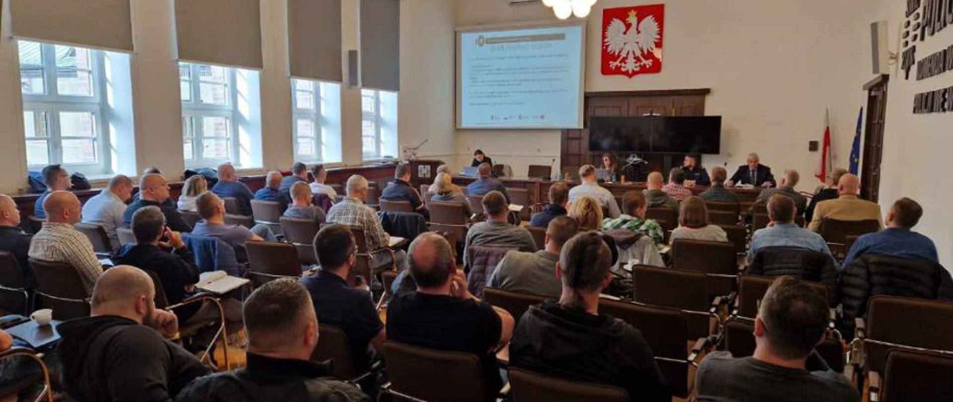 Sala konferencyjna, ludzie siedzą, szkolenie