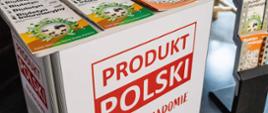 Stoisko promocyjne "Produkt polski" na którym leżą numery "Biuletynu informacyjnego".