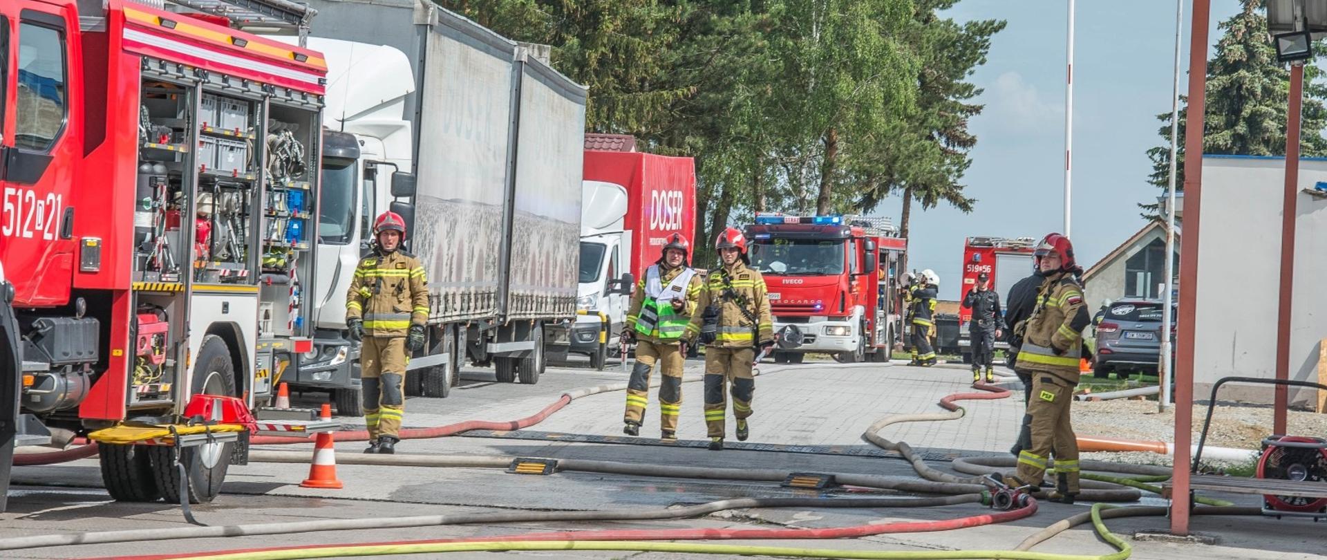 Na zdjęciu pojazdy uczestniczące w ćwiczeniach powiatowych oraz strażacy w trakcie ćwiczeń. 