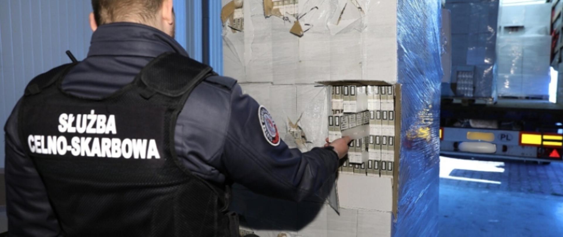 Funkcjonariusz_SCS_tyton_i_papierosy