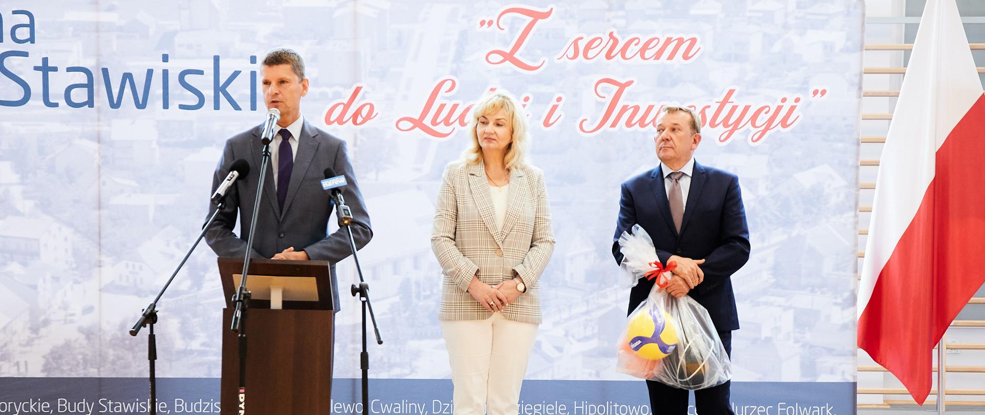 Wiceminister Dariusz Piontkowski uczestniczył w otwarciu hali sportowej w gminie Stawiski 