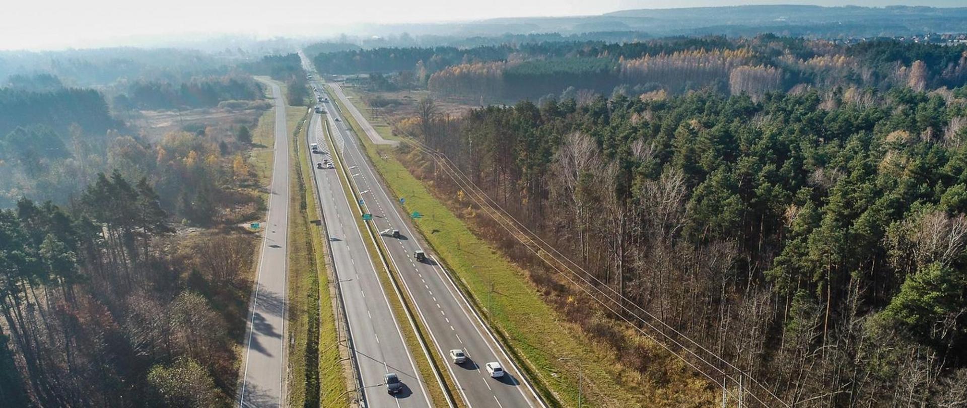 DK73 obwodnica Morawicy etap I - dwujezdniowa droga z droga dojazdową sfotografowana z drona
