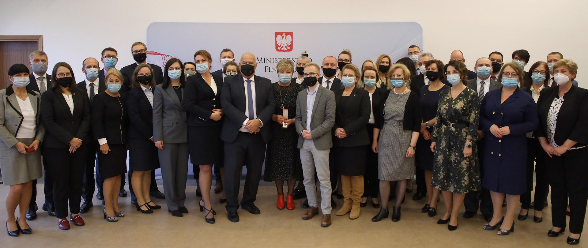 Zdjęcie kierownictwa MF z osobami, które otrzymały odznaczenia.
