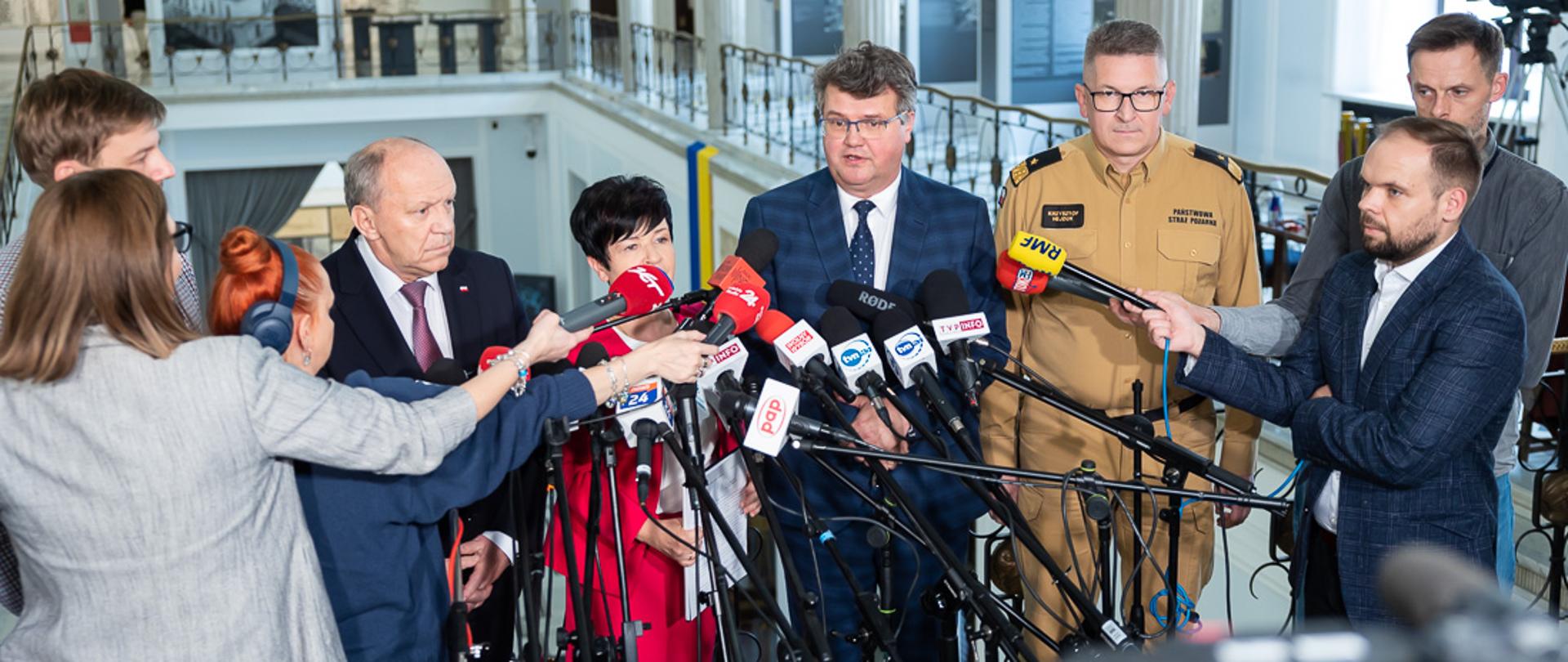 25 mln zł dla Młodzieżowych Drużyn Pożarniczych – konferencja z udziałem wiceministra Macieja Wąsika