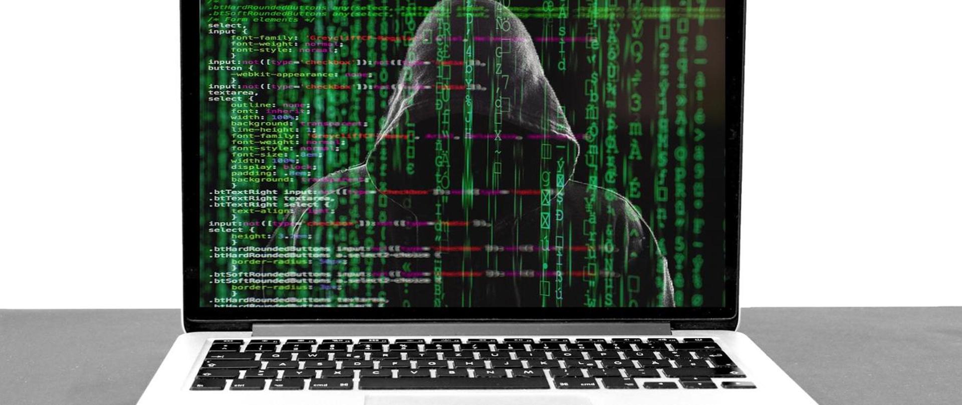 Zakapturzona postać na ekranie laptopa