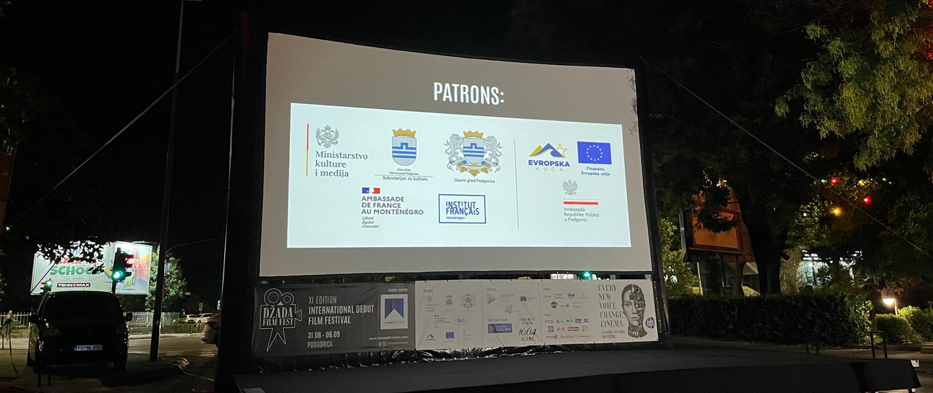 Ekran za projekciju filmova tokom Džada Film Fest-a na kojem se vidi logo Ambasade Republike Poljske u Podgorici