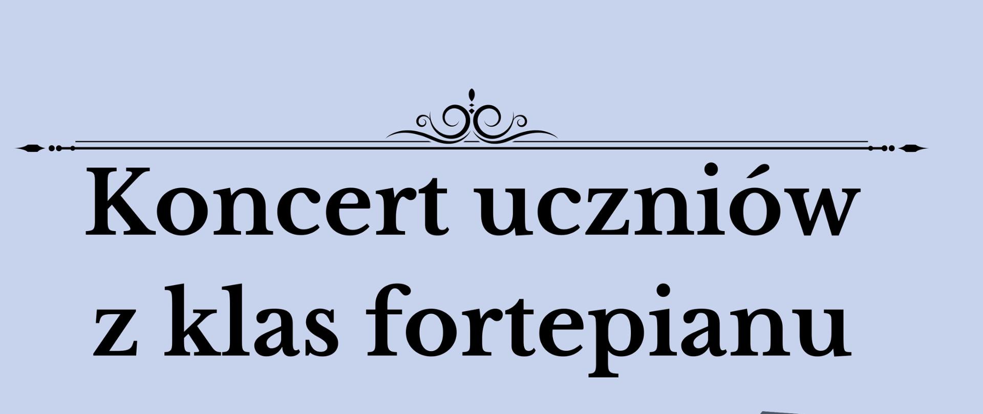 Grafika posiada jasnoniebieskie tło. Na górze znajduje się czarna pięciolinia z nutkami. Pod nią widnieje napis "Sala Koncertowa 8.12.2022 czwartek godzina 17".Pod napisem jest cienka czarna ozdobna linia, pod która jest napis "Koncert uczniów klas fortepianu". Poniżej po lewej stronie jest przezroczysty klucz wiolinowy otoczony czarnym kołem. Po jego prawej stronie jest granatowy fortepian, który ma otwartą górną klapę. Widać zdobienia w kolorze złotym. Na dole grafiki jest czarny napis "Zapraszamy"