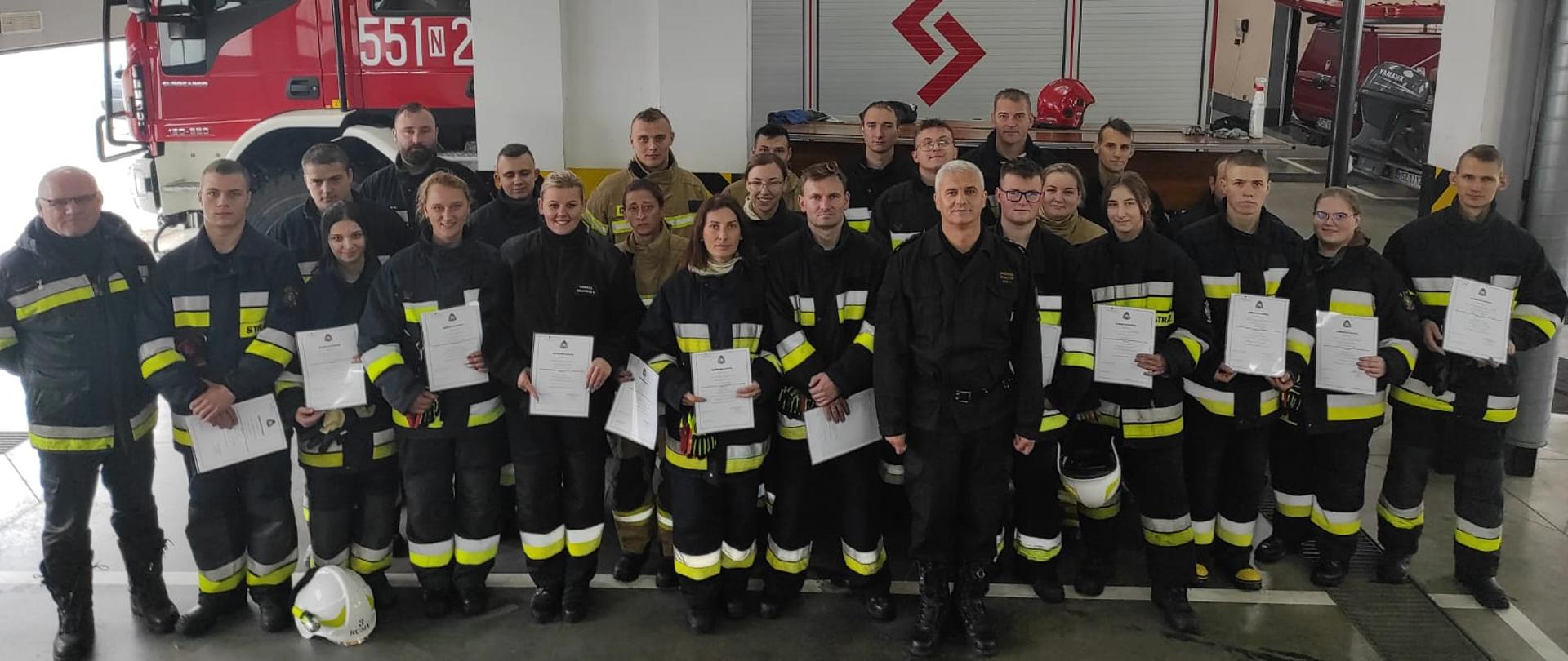 Zdjęcie przedstawia strażaków OSP z komendantem st.bryg. Grzegorzem Rybaczykiem, po wręczeniu zaświadczeń o ukończeniu kursu podstawowego 