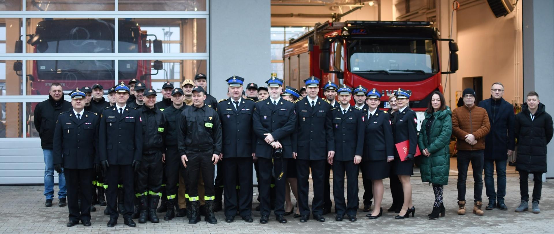 Kadra KP PSP Śrem oraz zaproszeni goście