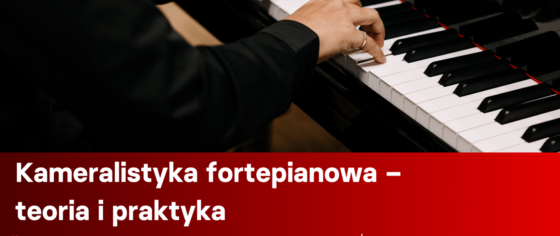 fragment fortepianu oraz cztery ręce ułożone na klawiaturze