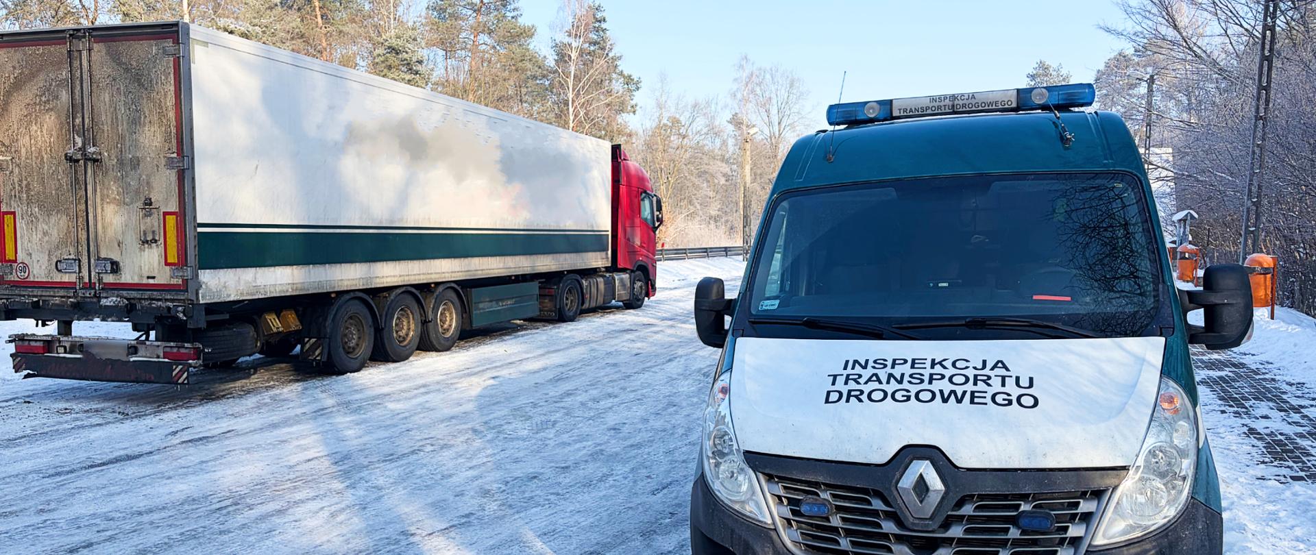 Samochód Inspekcji Transportu Drogowego zaparkowany na zaśnieżonej drodze obok zatrzymanej ciężarówki z naczepą; zimowy krajobraz z drzewami w tle.