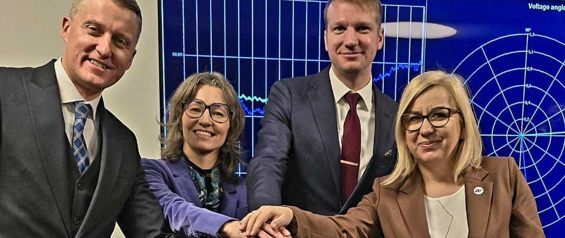 Ministrowie ds. energii Polski, Litwy, Łotwy i Estonii na pamiątkowym zdjęciu po synchronizacji systemów energetycznych