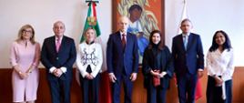 Wiceminister SZ RP W. Zajączkowski, Ambasador RP w Meksyku A. Frydrychowicz-Tekieli, Podsekretarz SZ Meksyku María Teresa Mercado, M. Ziętara i M. Olkowska pozują do oficjalnego zdjęcia na tle flag Polski i Meksyku.
