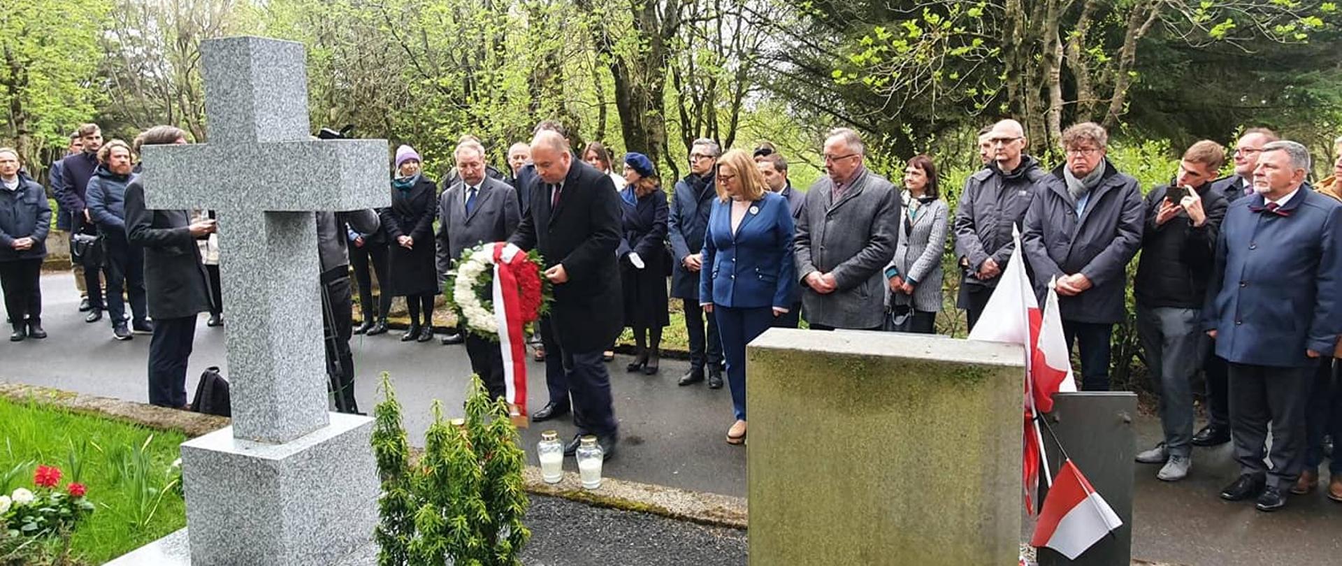 Jan Dziedziczak, Pełnomocnik Rządu do spraw Polonii i Polaków za Granica składa kwiaty na grobie tragicznie zmarłych marynarzy polskiego statku „Wigry”, na cmentarzu Fossvogskirkjugarður.