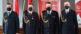 czterech strażaków stojących w maseczkach i mundurach wyjściowych, zdjecie grupowe