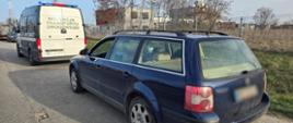 Zatrzymany do kontroli samochód osobowy i stojący przed nim oznakowany furgon mazowieckiej Inspekcji Transportu Drogowego.