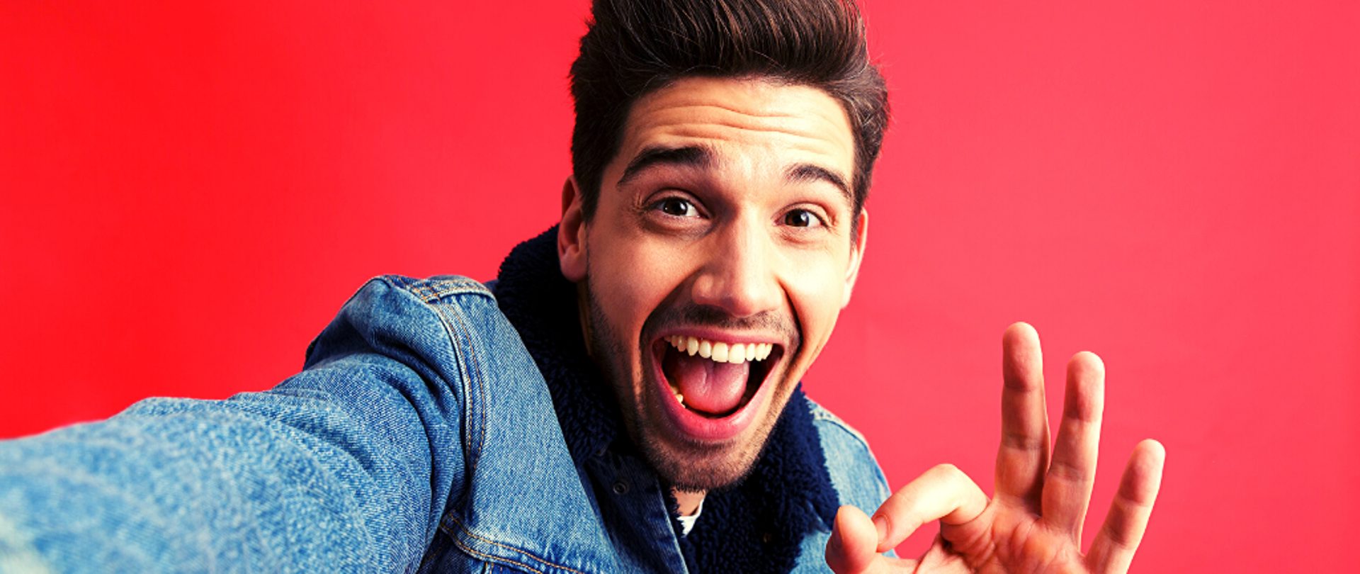 Uśmiechnięty mężczyzna w średnim wieku. 