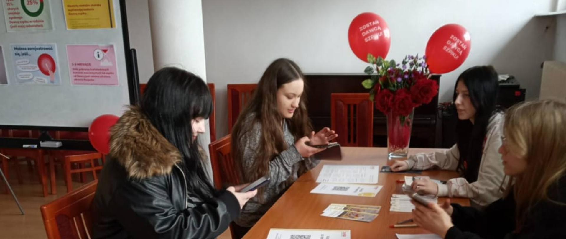 Uczennice ZSCKR rejestrują się podczas akcji