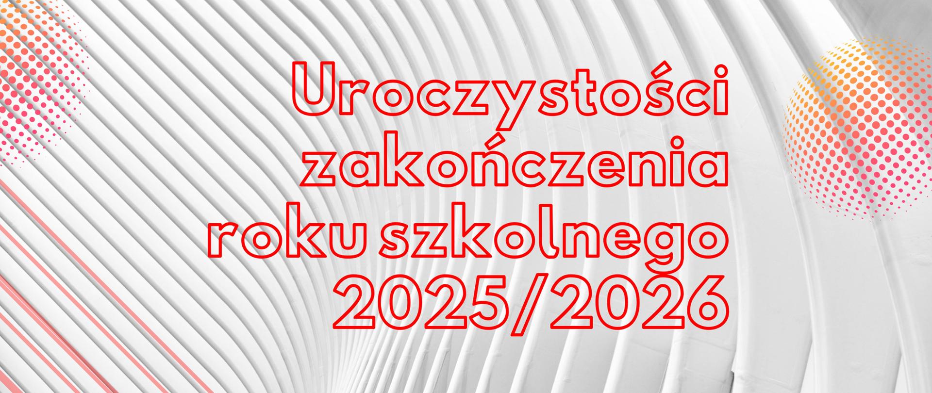 Baner na zakończenie roku szkolnego 2025/2026 na szarym tle w paski czerwone litery niewypełnione w środku, inne drobne elementy graficzne w czerwieni
