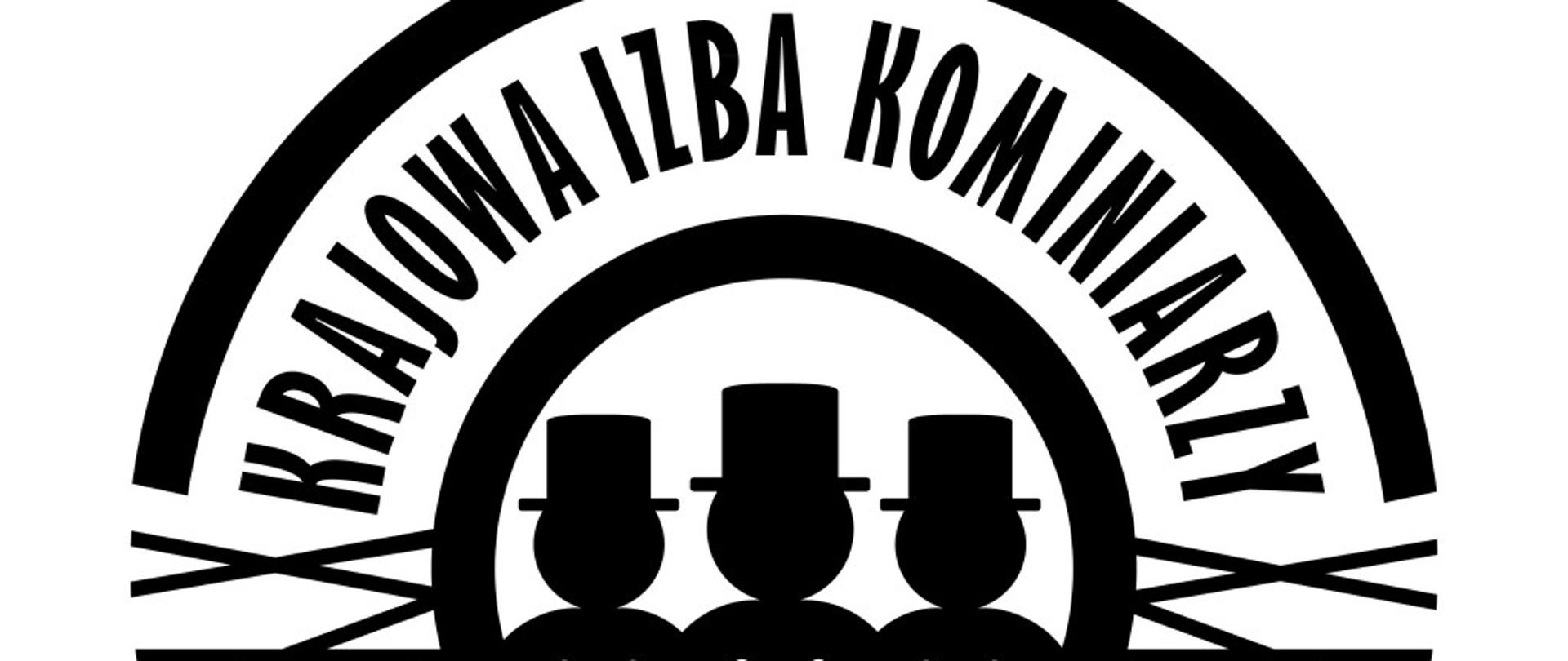 Zdjęcie pokazuje logo krajowej izby kominiarzy. Logo ma kształt koła, gdzie na białym tle widać wizerunek trzech kominiarzy. Koło wypełniają skrzyżowane kreski symbolizujące szczotkę kominiarską. U góry loga widnieje napis Krajowa Izba Kominiarzy