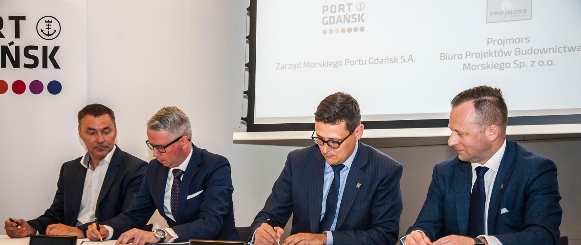Przedstawiciele Zarządu Morskiego Portu Gdańsk podpisują umowę z Wykonawcą na opracowanie koncepcji Portu Centralnego.