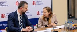 Na zdjęciu minister Katarzyna Pełczyńska-Nałęcz i premier Władysław Kosiniak-Kamysz siedzą za stołem konferencyjnym