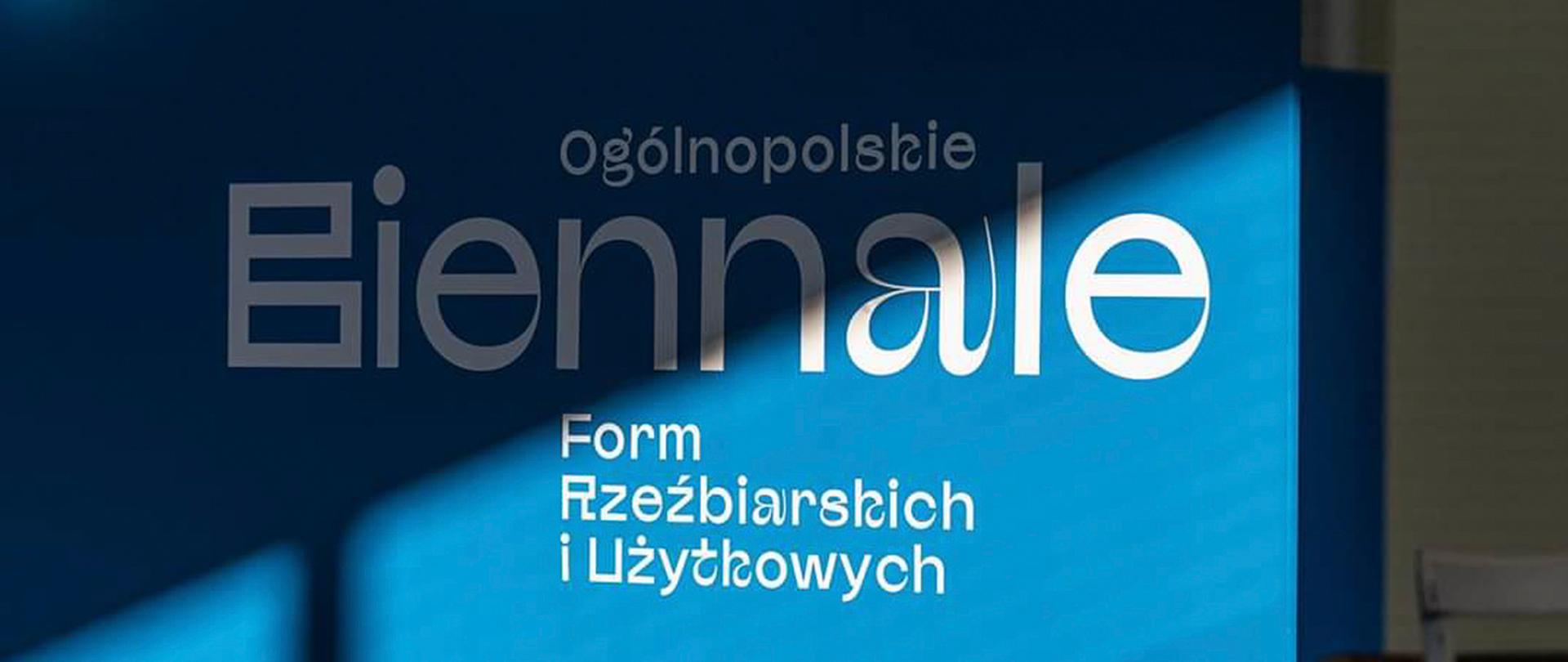 Niebieski ekran na wystawie biennale.