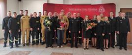 Wspólne zdjęcie funkcjonariuszy i pracowników KP PSP Skarżysko-Kamienna z okazji zmiany na stanowisku Zastępcy Komendanta Powiatowego. 