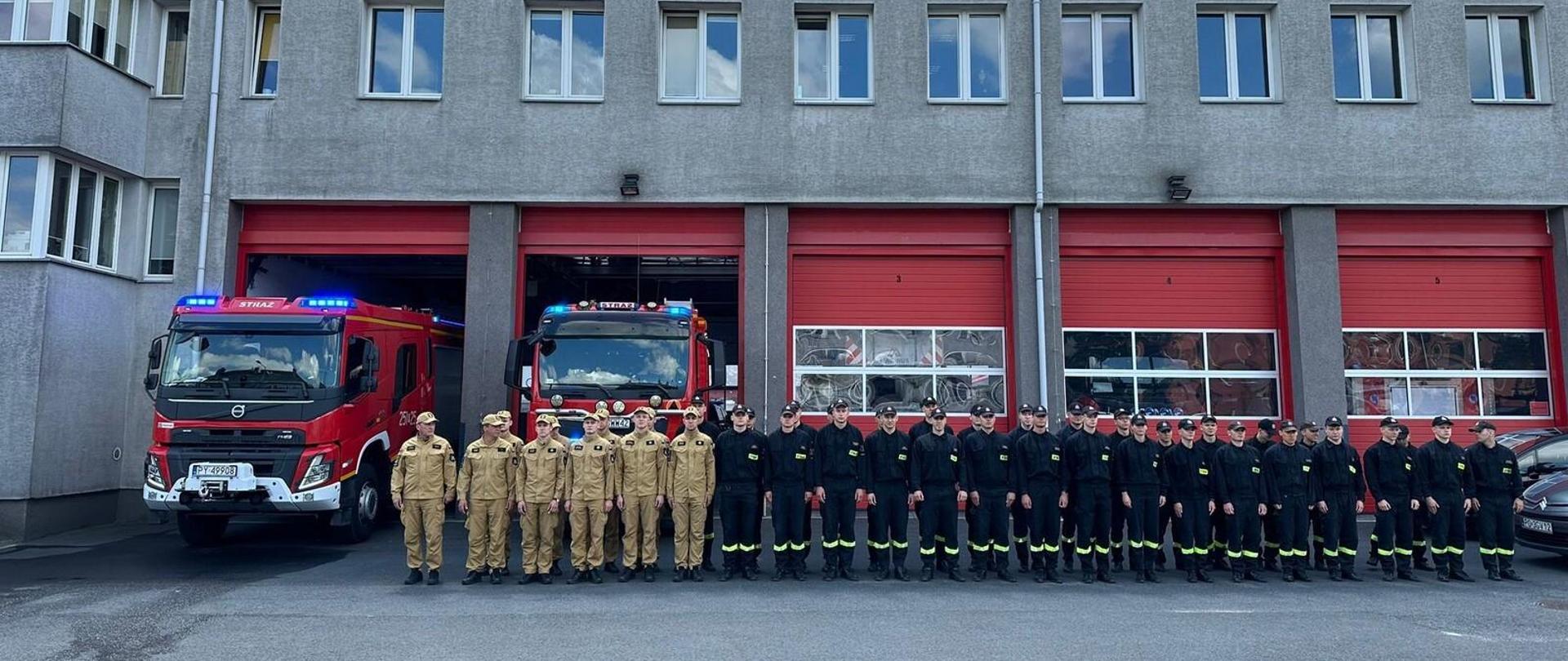 Na zdjęciu strażacy oddający hołd poległemu żołnierzowi