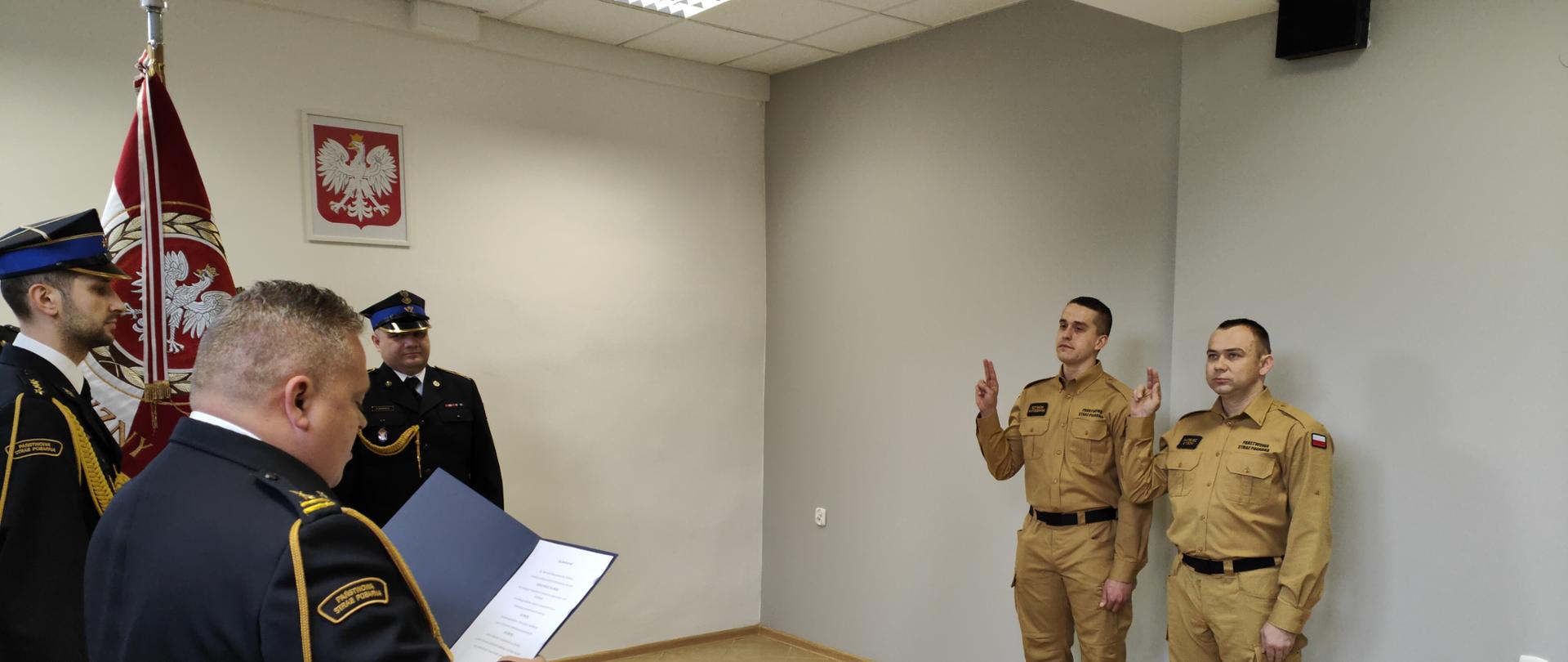 Zdjęcie przedstawia strażaków Państwowej Straży Pożarnej składających rotę ślubowania.